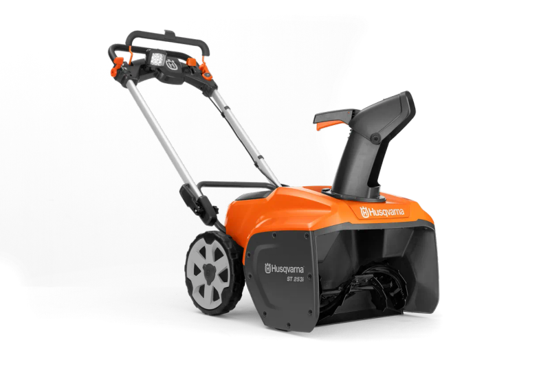 Husqvarna ST 253i sett skrått forfra, med håndtak, utkaster og innmatingsåpning synlig.