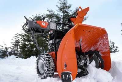 Nærbilde av en Husqvarna ST 224 bensinfreser i snø.